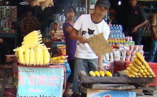 Grilled corn vendor at Coban Rondo